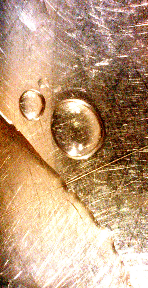 If one looks at a photograph for a longer time, it can open up new worlds. You form a connection with the photograph. Light brown with an upright oval in the middle. In the left middle, clear lines on a light, as it were, translucent surface. Despite the screaming scratches, the stare of the bubble in the middle captures.