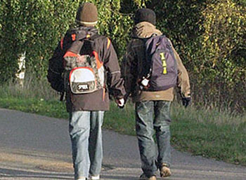 Kaksi poikaa matkalla kouluun