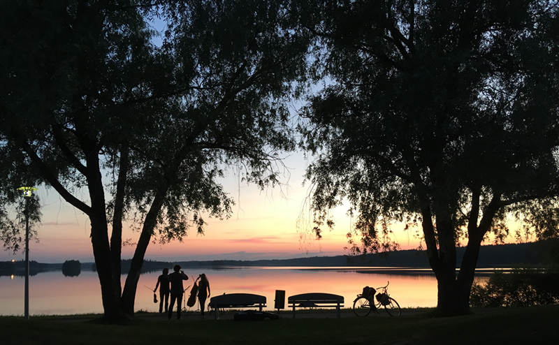 Kamarimusiikkia järven rannalla