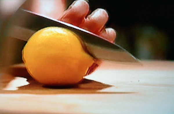 Sitruunan leikkaaminen veitsellä